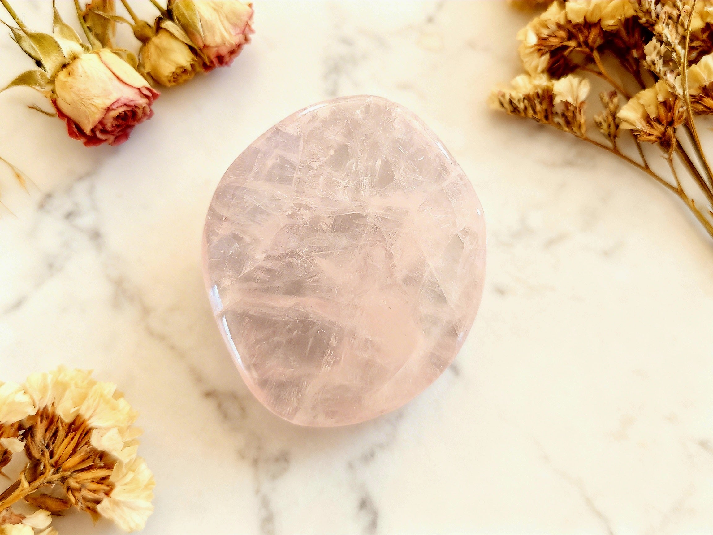 Pierre plate Quartz Rose – Amour & Confiance en soi (Pierre naturelle)