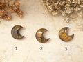 Lune en Œil de Tigre 30mm – Pierre naturelle, protection et confiance