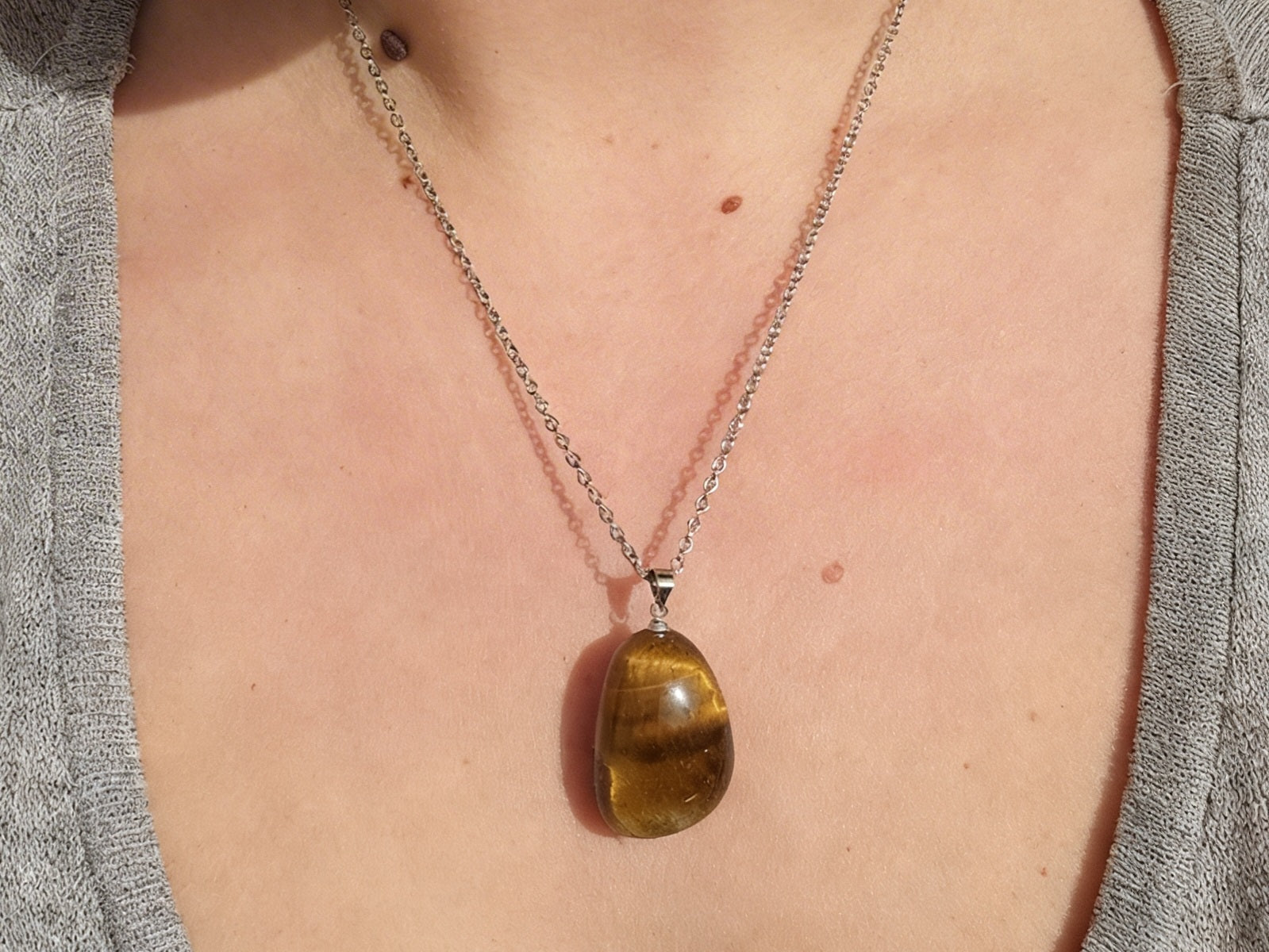 Pendentif Œil de Tigre – Protection & Force intérieure (pierre naturelle)