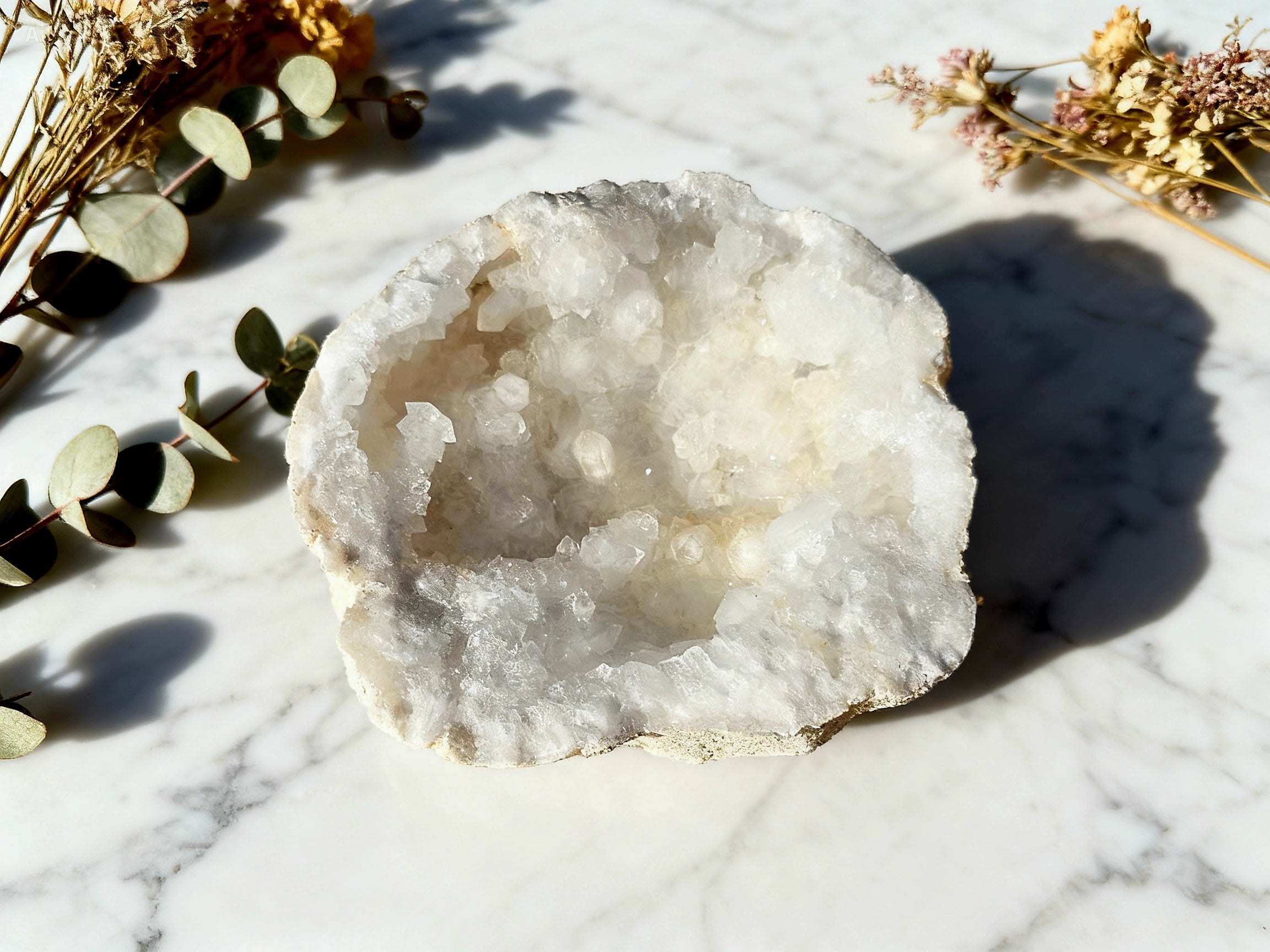 Géode cristal de roche naturelle — purification & décoration bien-être