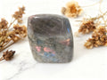 Forme libre Labradorite violette – Protection & Énergie positive (pierre naturelle)