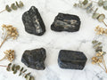 Tourmaline noire brute — protection énergétique puissante | À l'unité ou lot de 4
