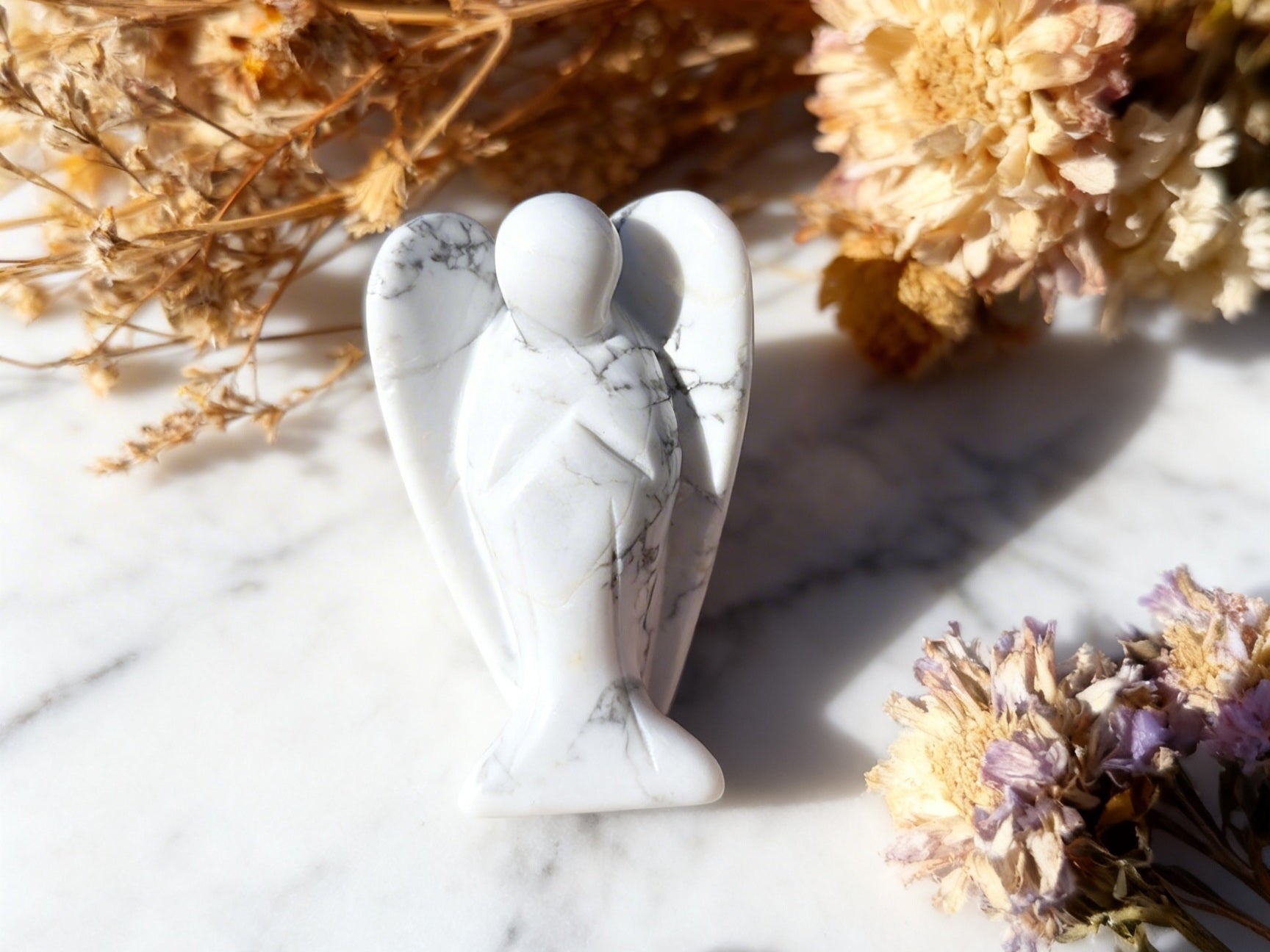 Ange 50mm Howlite – Calme mental & Sommeil profond (pierre naturelle)