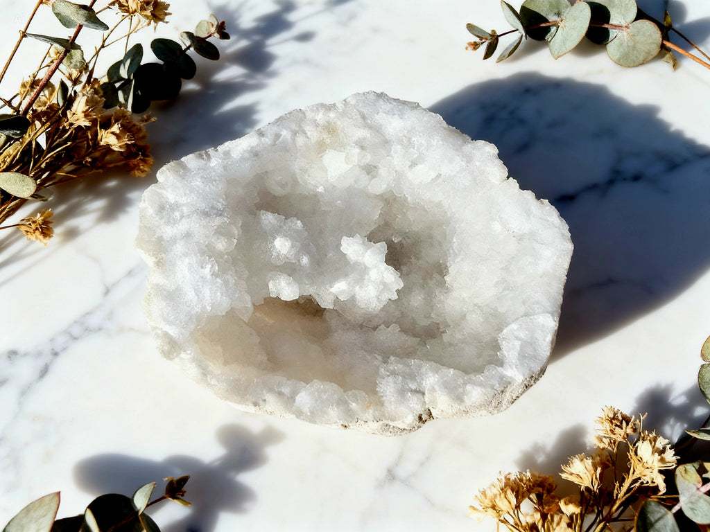 Géode cristal de roche naturelle — purification & décoration bien-être